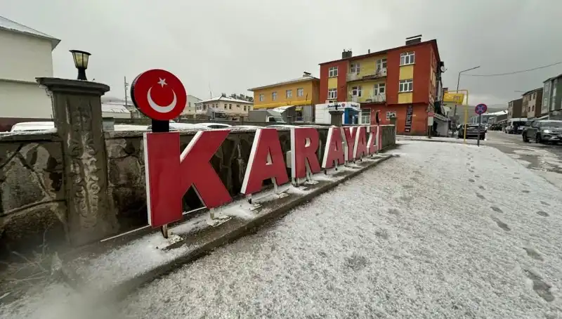 Temmuzda Kar Yağışı ile Yollar Beyaza Büründü: Sürücüler Şaşkına Döndü