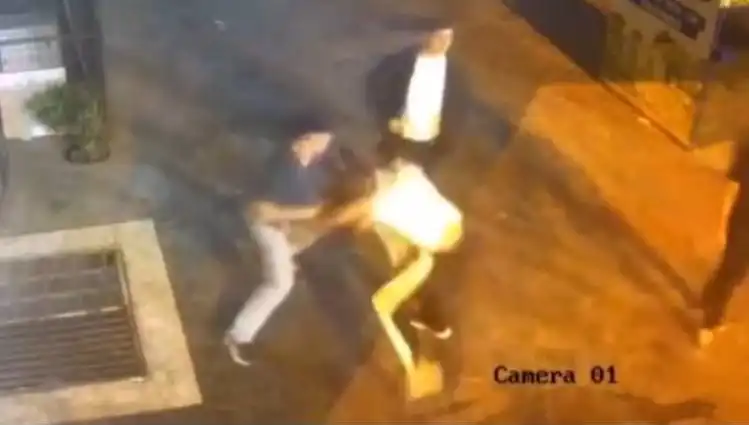 İstanbul Sokaklarında Tekmeli Yumruklu Kavga, Güvenlik Kameralarına Yansıdı!