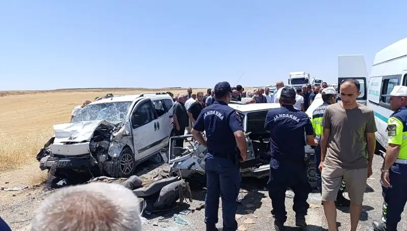 Hafif Ticari Araç ile Otomobilin Çarpışması: 4 Kişi Hayatını Kaybetti