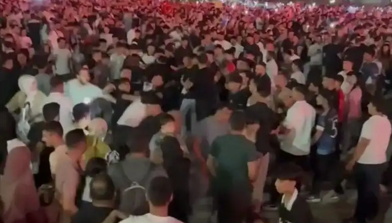 Konserde Bıçaklı Kavga: Hayranlar Şokta, Üç Kişi Yaralandı!