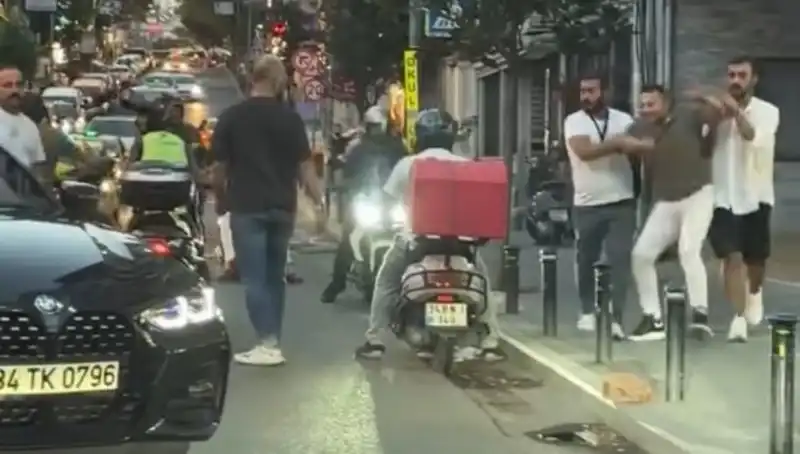 Nişantaşı'nda Yol Verme Kavgası: Sopalı Saldırı Gözler Önünde Yaşandı