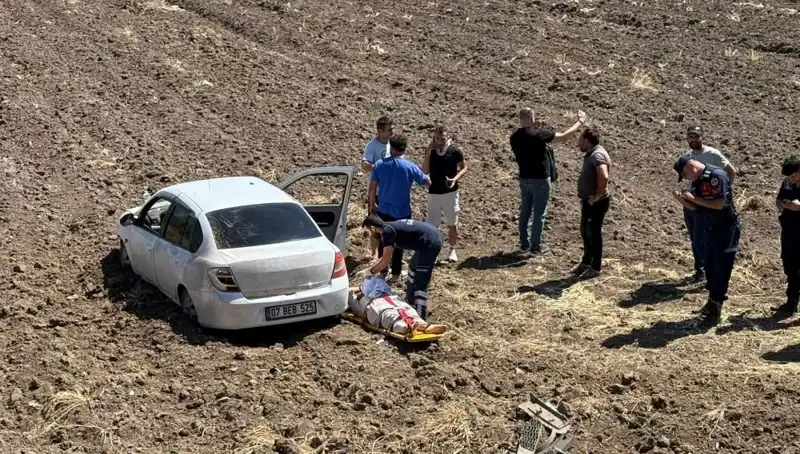 Osmaniye’de Otomobil Tarlaya Uçtu: Üç Kişi Yaralandı, Olayın Detayları Korkutucu!