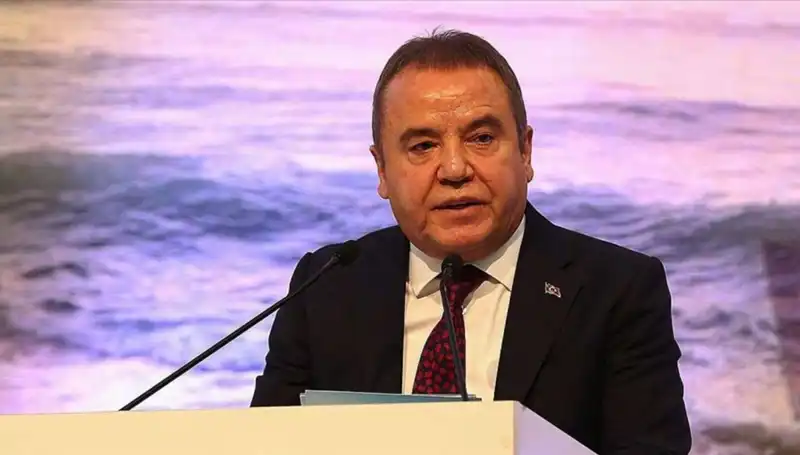 Antalya'nın Usta Yöneticisi: Muhittin Böcek'in Hayatı ve Kariyeri