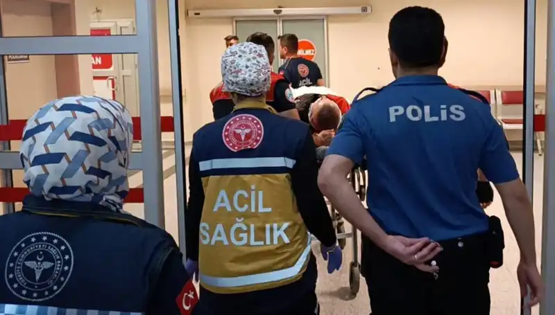 İzmir’de Trafik Kazası: Polis Ekipleri Olay Yerinde İki Yaralı