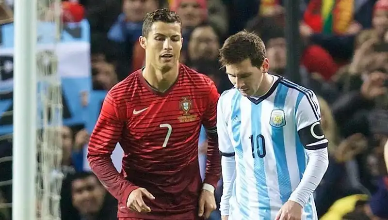 Ronaldo, Messi'yi Geride Bıraktı: Futbolun Efsaneleri Arasındaki Rekabet Sonuçlandı!