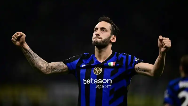 Hakan Çalhanoğlu Tatile Çıktı, Inter ile Geleceği İçin Kritik Görüşme Yapacak!