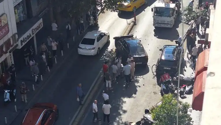 İranlı Sürücü Şehrin Ortasında Kaza Yaparak Kaos Yaratıyor