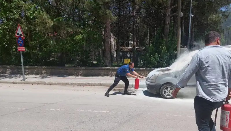 Emniyet Binasının Önünde Alev Alan Araç Korkuttu: Polis Hızla Müdahale Etti