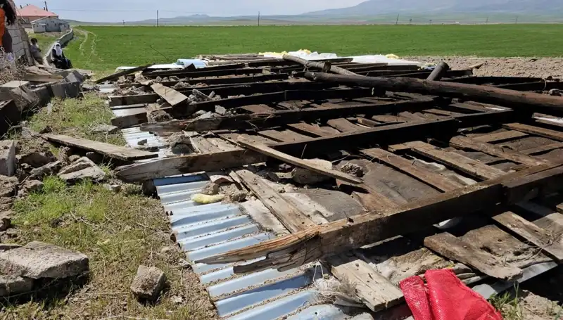 Bitlis'te Şiddetli Fırtına: Çatılar Uçtu, Can ve Mal Kaybı Yaşandı