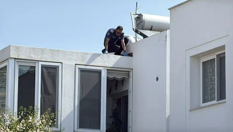 Bodrum'da Çatıdan Düşen Emekli Polis, Tüm Etrafını Sarstı