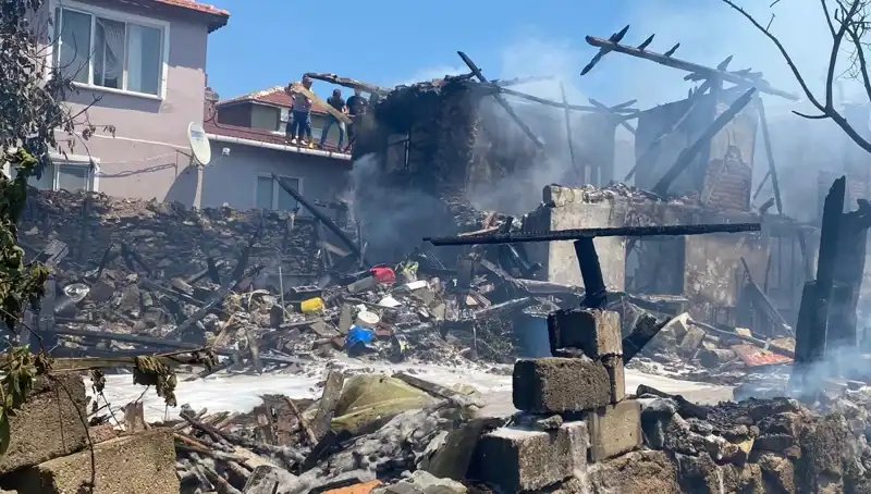 Kırklareli'nde İki Katlı Evde Büyük Yangın: İtfaiye Eri Yaralandı