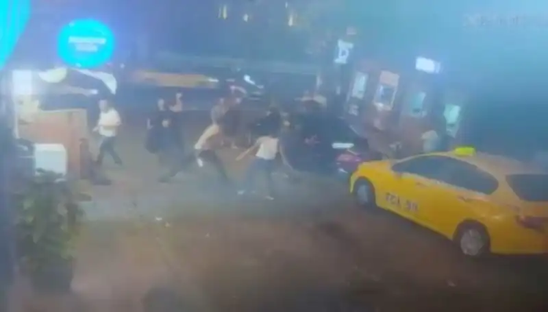 Beyoğlu'nda Laf Atma Kavgası: Bir Gece Yarısı Kanlı Olay!