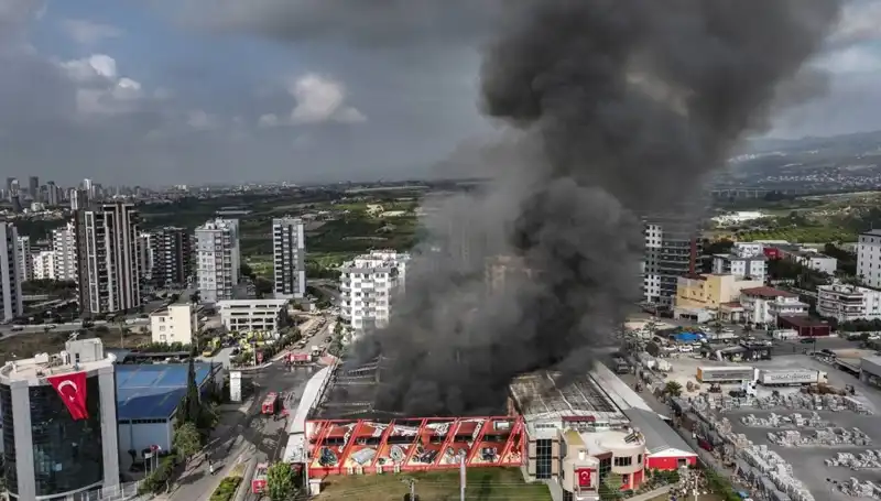 Mersin'de Fabrika Yangını: TOMA ile Müdahale Eden İtfaiye Ekipleri Zamanla Yarıştı