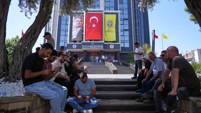 Ücretlerini Alamayan İşçiler Sokakları Doldurdu: Oturma Eylemi Büyük İlgi Gördü