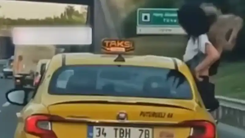 TEM Otoyolu’nda Taksiden Sarkan İki Genç Göz Kamaştırdı