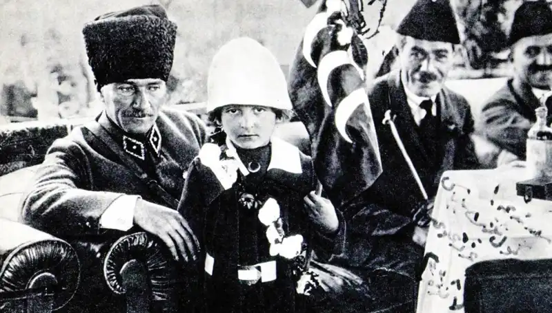 Unutulmaz Fotoğrafın Ardındaki Gizem: O Şapkanın Hikayesi