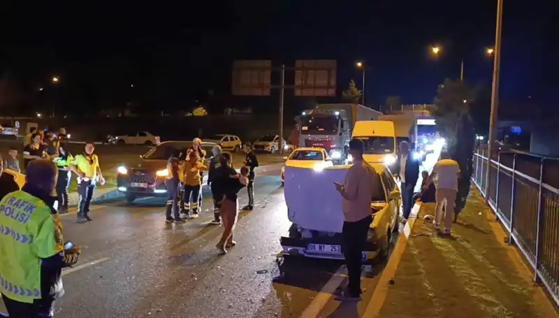 Otoyolda İki Çocuklu Geri Dönüş Kazası: Dört Yaralı!