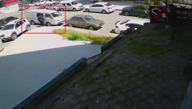 Aracını Çalmaya Çalışan Hırsız Suçüstü Yakalandı: O Anlar Kamerada