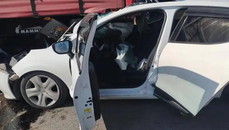 Sivas'ta Meydana Gelen Kazada Otomobil TIR'a Çarptı: Detaylar Ortaya Çıktı