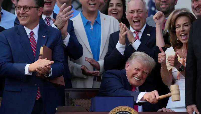 Trump'tan Ekonomiyi Sallayacak "Büyük, Güzel Yasa Tasarısı" İmzası!