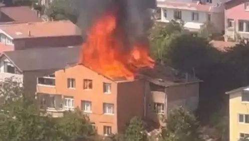 İstanbul'da Yangın Paniği: Dört Kişi Feci Olayda Mahsur Kaldı