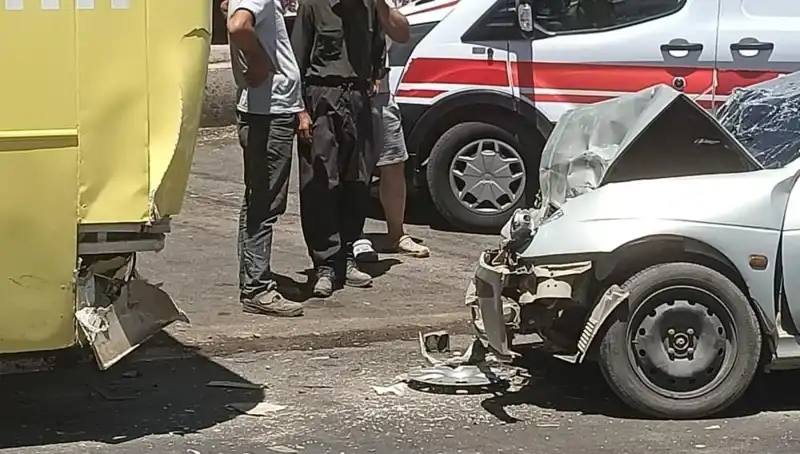 Halk Otobüsü ve Otomobil Çarpıştı: Kaza Sonrası Yaralılar Hastaneye Kaldırıldı
