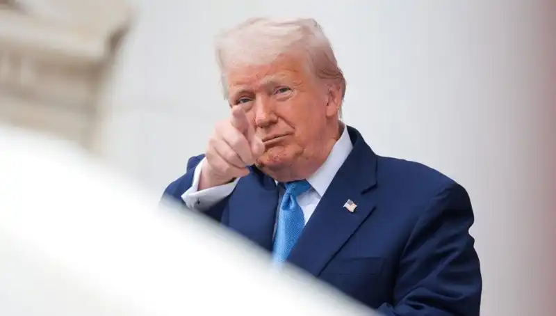 Adalet Bakanlığı’ndan Şok Açıklama: Trump’ın Epstein Belgelerinde İsmine Yer Verildi!