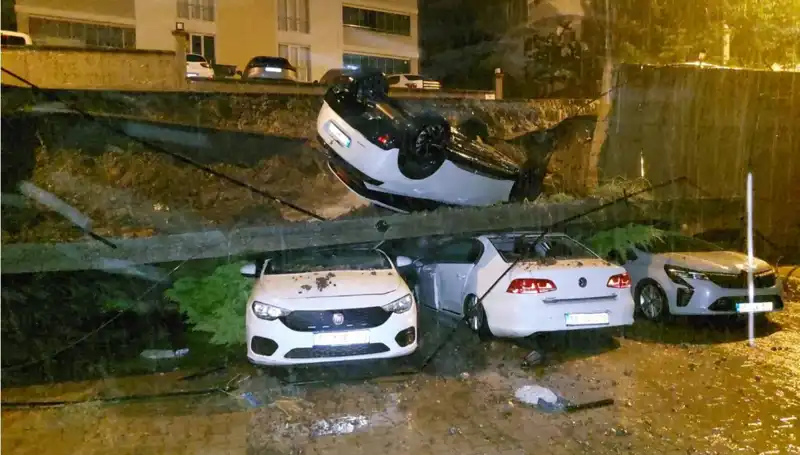 Gökyüzü Değil Ama Duvarlar Çöktü: 4 Araç Ziyan Oldu