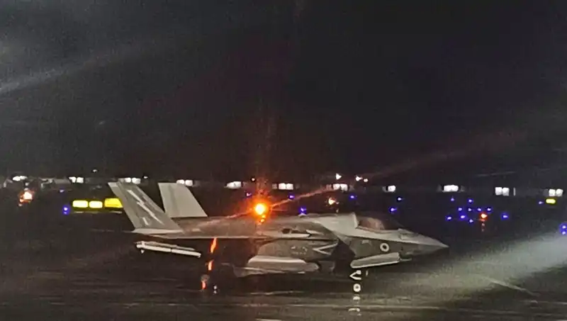 Hindistan’da Mahsur Kalan İngiliz Savaş Uçağı’nın Havalanması: Beş Haftalık Bekleyiş Sonlandı