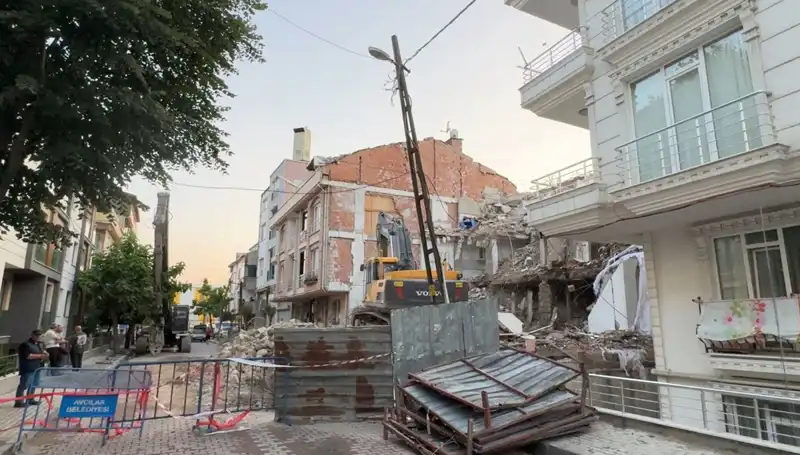 Yıkım Sürecindeki Binadan Koptu: İki Sokak Karanlıkta Kaldı