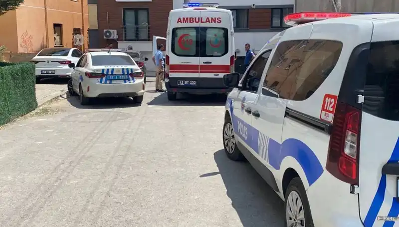 İki Kardeş ve Bir Polis Bıçaklı Kavga Sonucunda Yaralandı