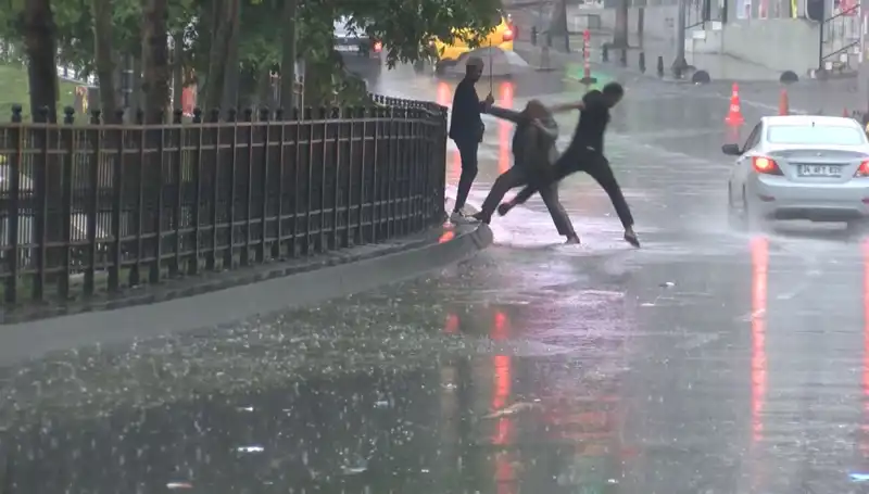 İstanbul ve İzmir'de Meteoroloji'den Turuncu Kodlu Alarm: Neler Olacak?