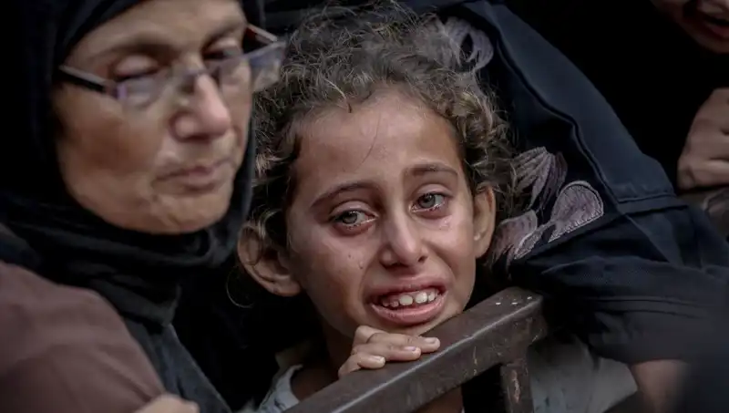 Gazze'de Açlık Krizi Tırmanıyor: İsrail Askeri Yemekleri Toprağa Gömüyor