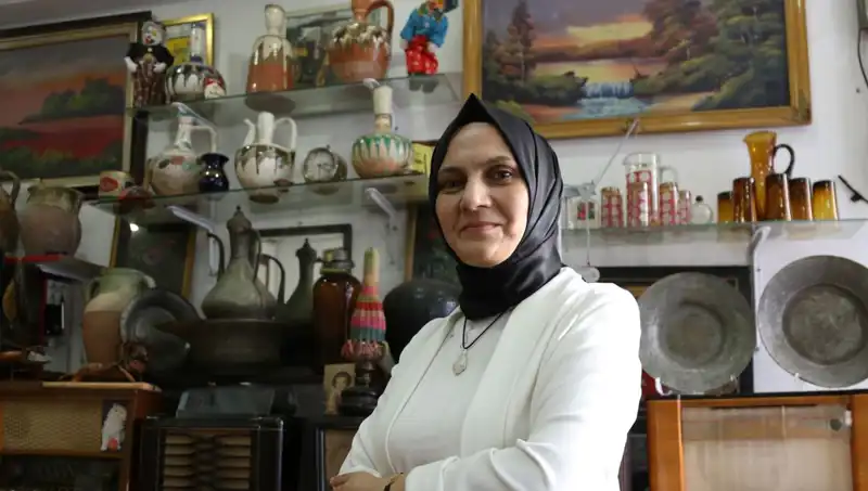 Eşine Eski Eşyaları Topladığı İçin Kızan Adam, Şimdi Onlardan Para Kazanıyor