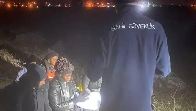 İzmir'de Düzensiz Göçmen Operasyonu: 7 Yakalandı, Sır Perdesi Aralanıyor!