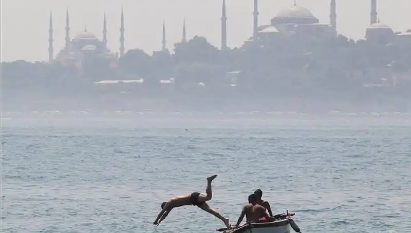 Bu Yaz Sıcaklıklar Rekor Kıracak: 44 Dereceler Kapıda!