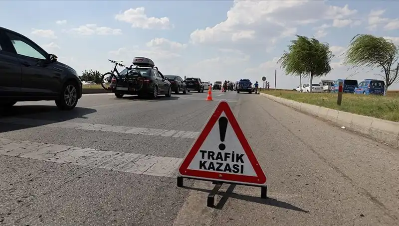 Adana’da Kamyon ve Otomobil Çarpıştı: 1 Kişi Hayatını Kaybetti, 1 Yaralı