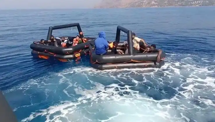 Ayvacık'ta Tehlikeli Yolculuk: 19 Kaçak Göçmen Kurtarıldı