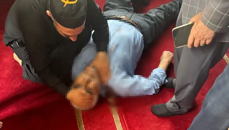 İnanılmaz Olay: Camide Namaz Kılarken Bıçaklı Saldırıya Uğrayan Cemaate Ne Oldu?