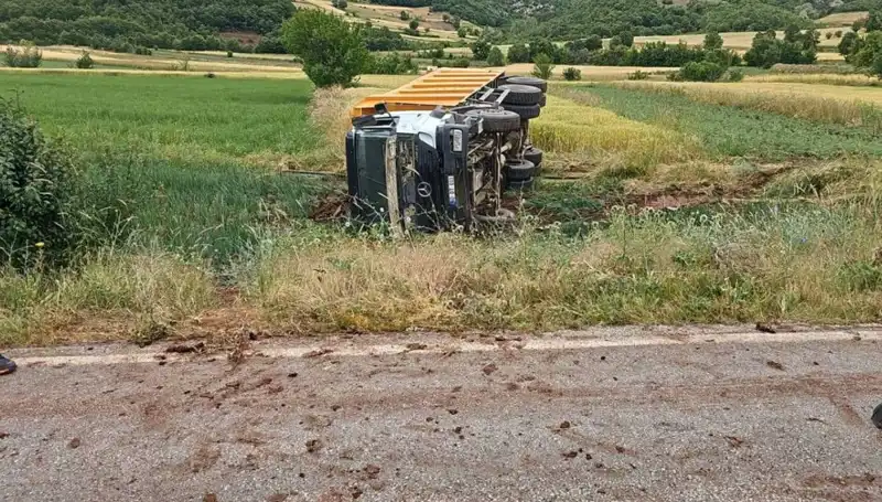 Tokat'ta Devrilen Kamyon Feci Bir Kazaya Neden Oldu!