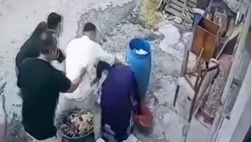 Pazara Giderken 'Bidon' Tartışması: Baba ve Oğul Kadını Darbetti