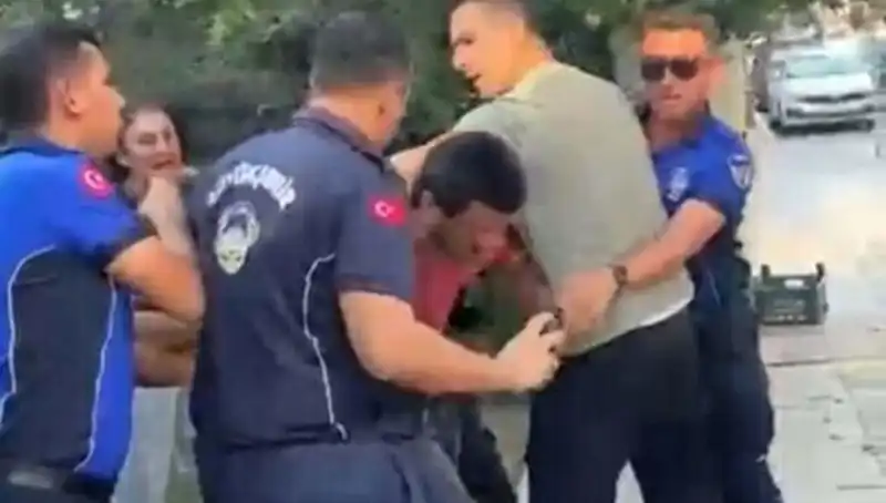 Seyyar Satıcıya Zabıta Tarafından Sokak Ortasında Şiddet Uygulandı!