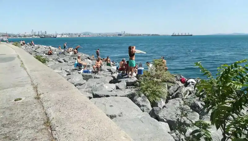 İstanbul'da Sıcak Havalar Geri Döndü: Plajlar Dolu, Kahvaltı Sofraları Şenlendi