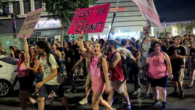 Tel Aviv'de On Binler, Netanyahu'ya Karşı Tarihi Protestoya İmza Attı