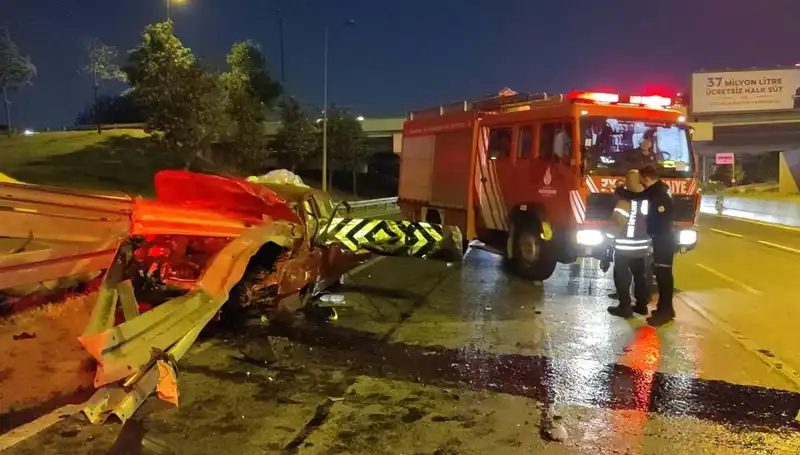 Bariyerin Otomobile Saplandığı Korkunç Kaza: Sürücü Acı İçinde Mücadele Ediyor