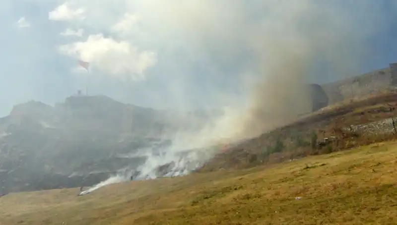 Kars Kalesi’nde Korkutan Anız Yangını: Yangın Zamanında Kontrol Altına Alındı