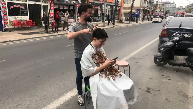 Depremin Ortasında Yarım Kalan Tıraş, Sokakta Tamamlandı