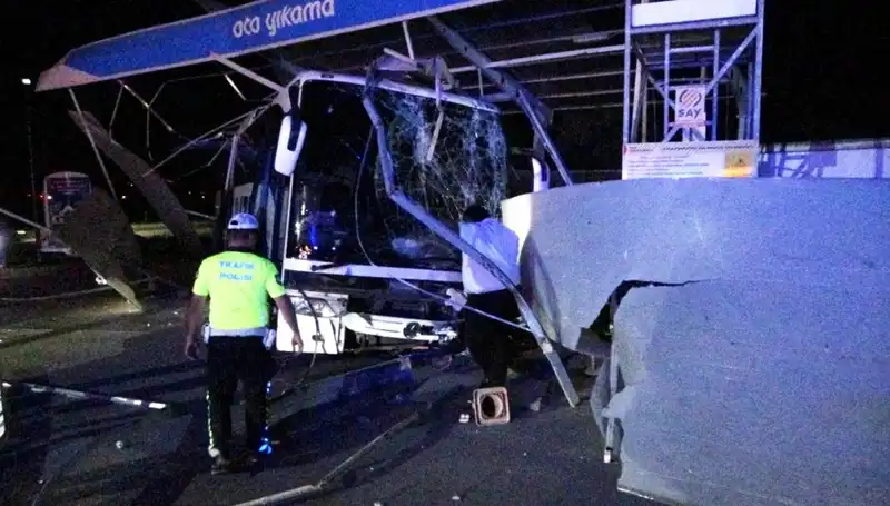Otobüs Oto Yıkama Alanına Daldı: 8 Yaralı, Yangın Korkuttu