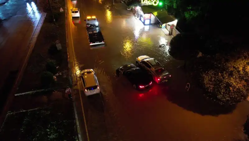 Adana’da Sağanak Yağış Hayatı Felç Etti: Cadde ve Yollar Sular Altında