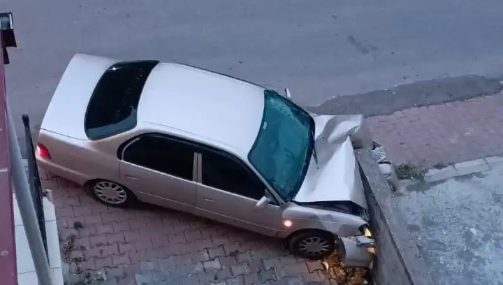 Kontrolü Kaybeden Araç Duvara Çarptı: Şans Eseri Yaralı Yok